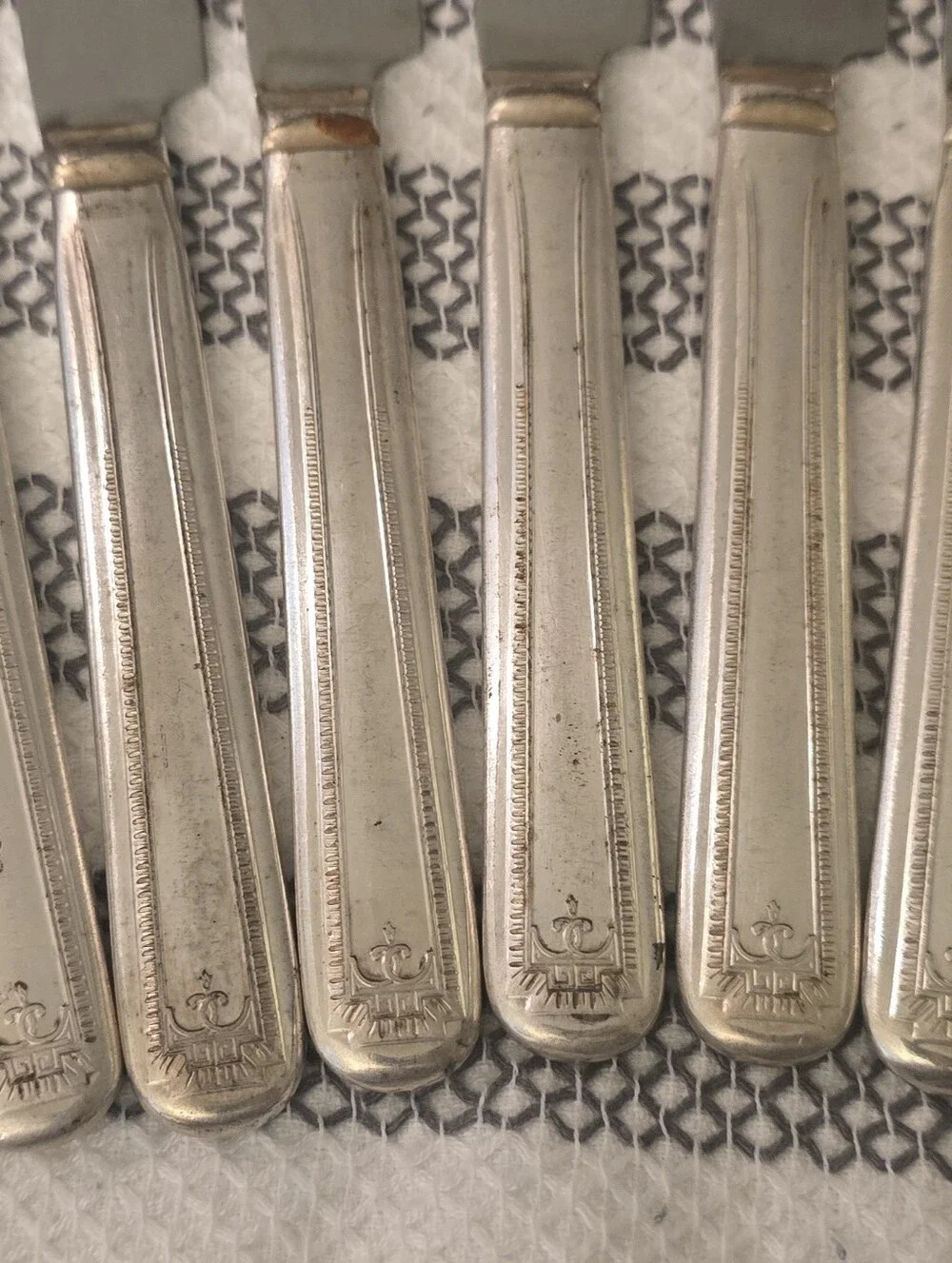 Source Unknown set knives